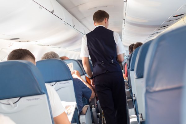 pramugara memastikan pesawat dapat dimasuki oleh penumpang